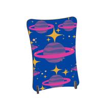 Placa de Mesa Curvo Saturnos rosa e roxo fundo azul Placa de Mesa Curvo Saturnos rosa e roxo fundo azul