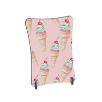 Placa de Mesa Curvo Sorvetes casquinha branca com cereja e g Placa de Mesa Curvo Sorvetes casquinha branca com cereja e g