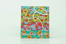 Placa de Mesa Maria Nossa Mãe Maria passa na frente 20,5X18X9cm Placa de Mesa Maria Nossa Mãe Maria passa na frente 20,5X18X9cm