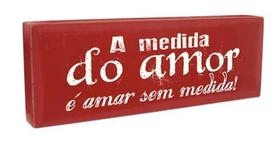 Placa de mesa vermelha. a medida do amor é amar sem medida.