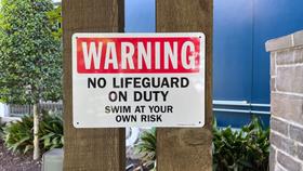 Placa de metal SmartSign Warning, sem salva-vidas de plantão, 25x35cm