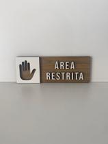 Placa de sinalização Área Restrita em mdf