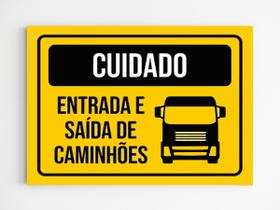 Placa de sinalização cuidado entrada e saída de caminhões
