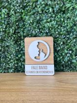 Placa de sinalização Fale Baixo estamos em atendimento em mdf Placa de sinalização Fale Baixo estamos em atendimento em mdf
