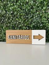 Placa de sinalização Sanitários com seta para direita em mdf Placa de sinalização Sanitários com seta para direita em mdf