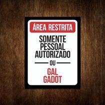 Placa Decorativa - Área Restrita Gal Gadot (27x35)