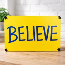 Placa Decorativa Believe Serie do Ted Frase Inspiradora para Parede