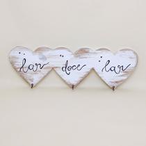 Placa Decorativa com Três Corações e Ganchos "Lar Doce Lar"