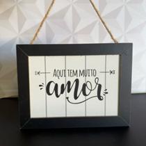 Placa decorativa de mdf retangular com frase "aqui tem muito amor" preta cozinha decoração plaquinha