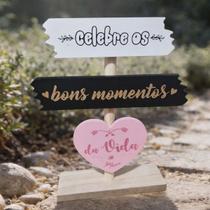 Placa decorativa de mesa com a frase Celebre os bons momentos da vida Placa decorativa de mesa com a frase Celebre os bons momentos da vida