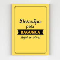 Placa decorativa desculpa pela bagunça aqui se vive 20x29 a4