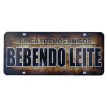 Placa Decorativa Estilo Placa de Carro Frase Nunca Fizemos Amigos Bebendo Leite