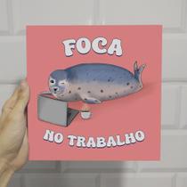 Placa decorativa foca no trabalho