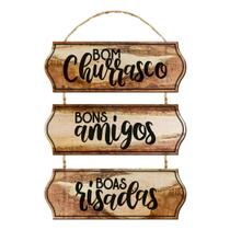 Placa Decorativa Frase Bom Churrasco Bons Amigos Enfeite Rústico Para Pendurar Parede Janela Porta Maçaneta Em MDF 29x52cm