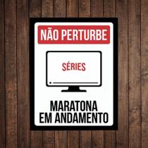 Placa Decorativa Geek Divertida Séries Maratona em andamento Filmes