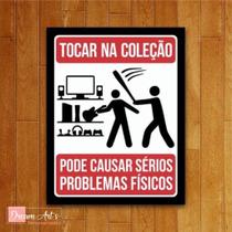 Placa decorativa Geek - Tocar na coleção pode causar serios problemas - 28x20 cm