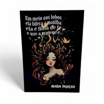 Placa Decorativa Maria Padilha Mdf com Fita DuplaFace 27 cm Placa Decorativa Maria Padilha Mdf com Fita DuplaFace 27 cm