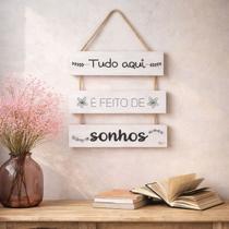 Placa Decorativa MDF Frase Tudo Aqui é Feito de Sonhos com Corda de Sisal.