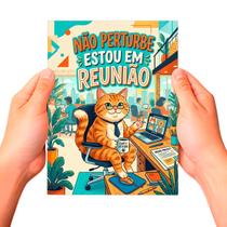 Placa Decorativa MDF Não Perturbe Estou em Reunião Gato Cor: Multicolorido Placa Decorativa MDF Não Perturbe Estou em Reunião Gato Cor: Multicolorido