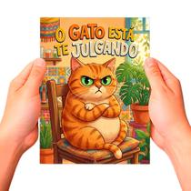 Placa Decorativa MDF O Gato Está Te Julgando Cor: Multicolorido Placa Decorativa MDF O Gato Está Te Julgando Cor: Multicolorido