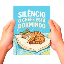 Placa Decorativa MDF Silêncio Chefe Está Dormindo Gato Cor: Multicolorido Placa Decorativa MDF Silêncio Chefe Está Dormindo Gato Cor: Multicolorido