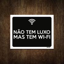 Placa Decorativa - Não Tem Luxo Mas Tem Wi-Fi 18X23 Placa Decorativa - Não Tem Luxo Mas Tem Wi-Fi 18X23