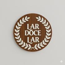 Placa Decorativa Porta Lar Doce Lar, Madeira MDF com Coroa de Louros, Marrom Rústico e Branco, 30cm Diâmetro, Fixação co Placa Decorativa Porta Lar Doce Lar, Madeira MDF com Coroa de Louros, Marrom Rústico e Branco, 30cm Diâmetro, Fixação co