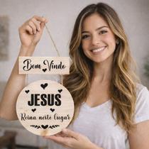 Placa decorativa Seja bem vindo Jesus Reina neste lugar PL290 Placa decorativa Seja bem vindo Jesus Reina neste lugar PL290