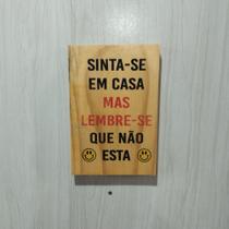 Placa decorativa "Sinta-se em casa, mas lembre-se que não esta"