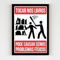 Placa decorativa tocar livros pode causar problemas físicos