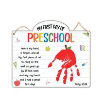 Placa decorativa TRUMPETIC Preschool First Day Impressão à mão 25,4x22 cm