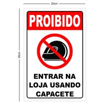Placa informativa proibido entrar usando capacete