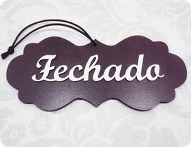 Placa Marrom com Aberto e Fechado em Branco - Identificação de Loja Placa Marrom com Aberto e Fechado em Branco - Identificação de Loja