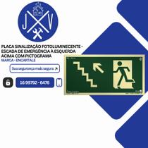 Placa Sinalização Fotoluminescente - Escada de Emergência à Esquerda Acima com Pictograma