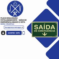 Placa Sinalização Fotoluminescente - Saída de Emergência Abaixo c/ Seta Placa Sinalização Fotoluminescente - Saída de Emergência Abaixo c/ Seta