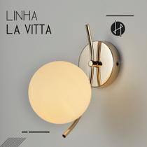 Plafon dourado com globo de vidro