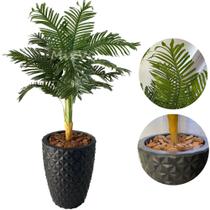 Planta Palmeira Artificial Grande Com Vaso e Casca de Pinus - Planta Palmeira Artificial Grande Com Vaso e Casca de Pinus -