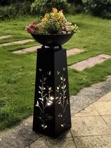 Plantador de metal com iluminação solar Hi-Line Gift Ltd 30x30x69 cm