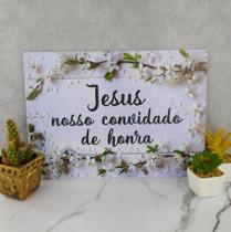 Plaquinha De Casamento Noiva Flores brancas Jesus Nosso convidado de honra - D.Lima produtos