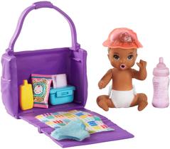 Playset Barbie Babysitters Inc. com boneca mudança de cor, saco de fraldas e 7 acessórios