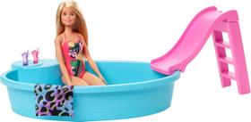 Playset de boneca Barbie e piscina com escorregador, acessórios e toalha