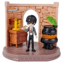 Playset Harry Potter Magical Minis - Sala de Aula de Poções com 3 Acessórios e Figura Exclusiva Harry Spin Master