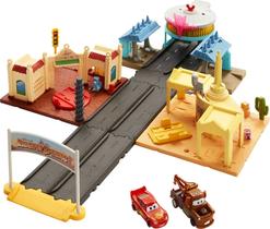 Playset Mattel Disney Pixar Cars On The Road com 2 carros de brinquedo