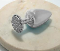 Plug m cromado com pedra cravejada em strass