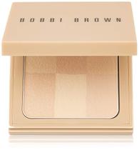 Pó Bobbi Brown Nude Finish iluminando a pele nua