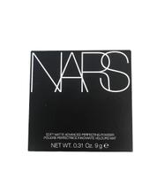 Pó NARS Soft Matte Advanced que aperfeiçoa a cor do penhasco