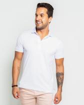 Polo confort básica com detalhe friso
