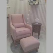 Poltrona Amamentação Aquila Balanço Retrô com puff Base Madeira Veludo Rosa