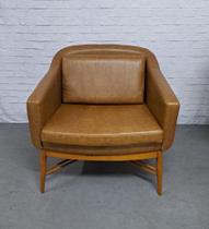 Poltrona Base Madeira com Revestimento Sintético Caramelo Poltrona Base Madeira com Revestimento Sintético Caramelo