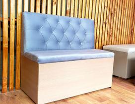 Poltrona booth veludo amadeirada